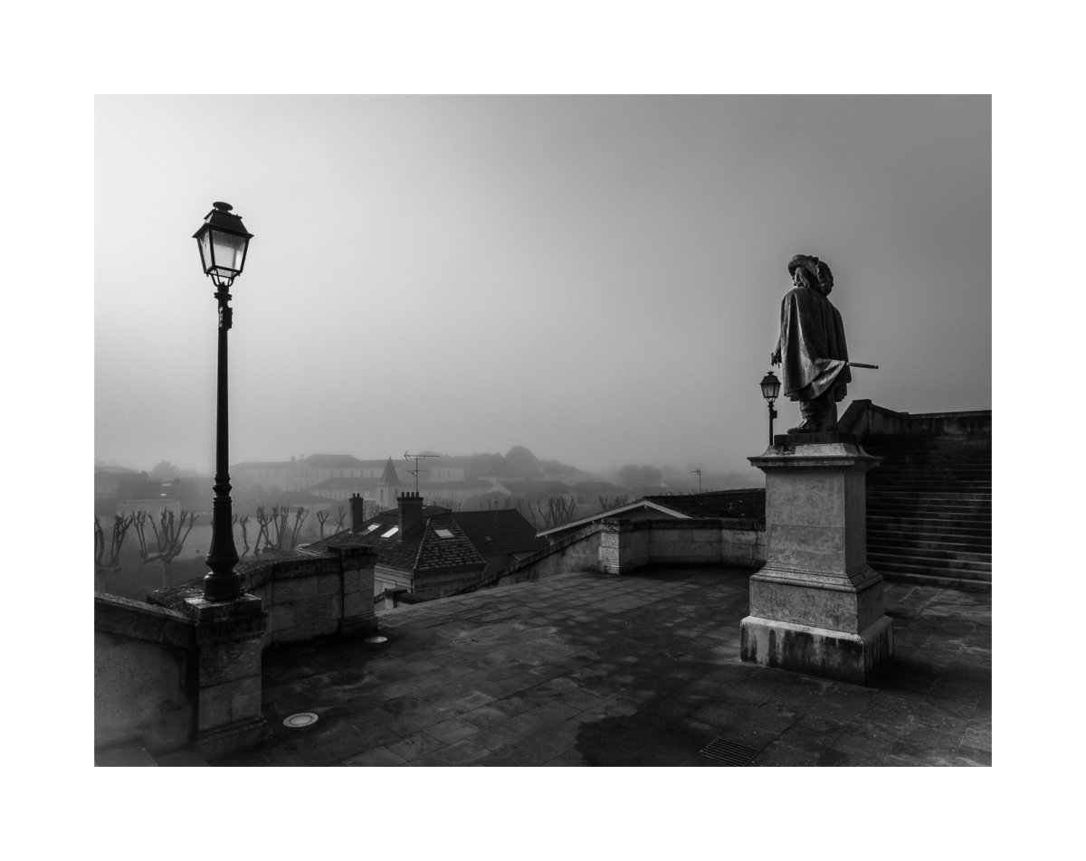Patrimoine d'Auch : statue d'Artagnan Statue d'Artagnan dans la brume à Auch (Gers), photographie noir et blanc